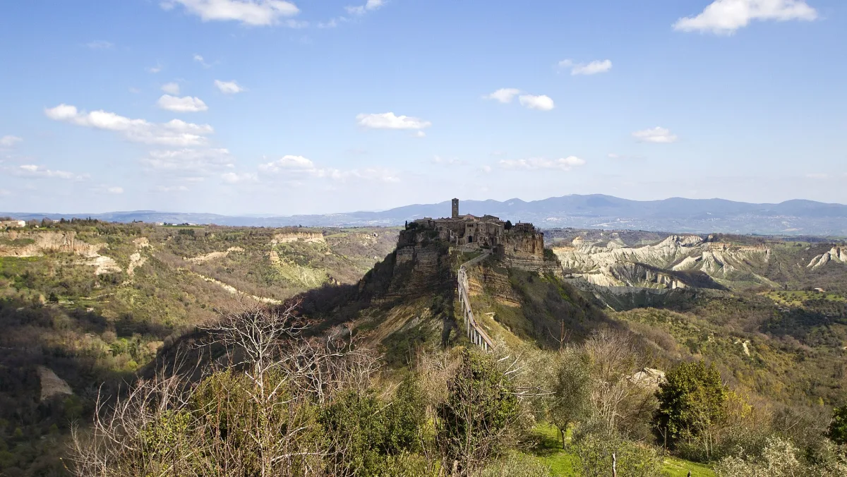 Come arrivare a Civita di Bagnoregio: distanze e collegamenti 2026
