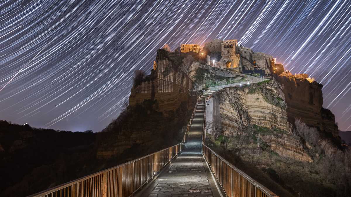 Civita di Bagnoregio di notte: passeggiata tra luci e silenzi