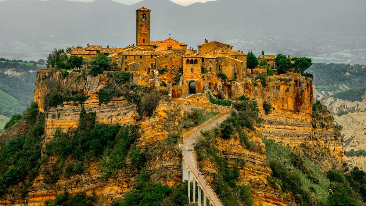 Escursione nella valle dei calanchi di Civita di Bagnoregio: guida ai sentieri
